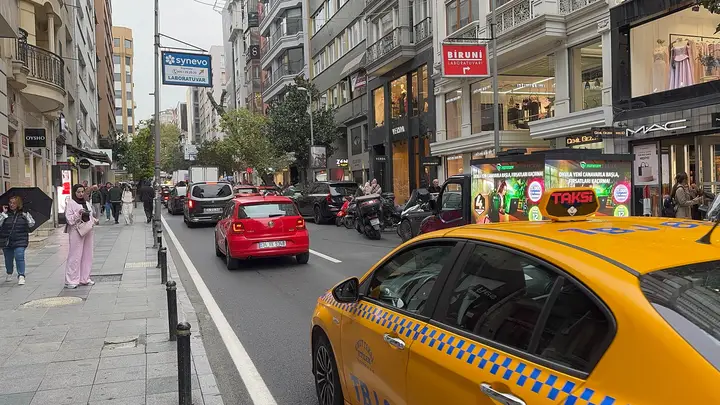 Nişantaşı trafiğinde taksinin önünde LED araç