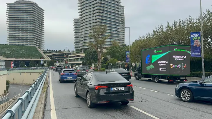 Zorlu kavşağında LED kamyon ve trafik
