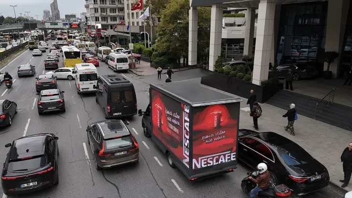 Yoğun trafikte Nescafé reklamı yayınlayan LED kamyon