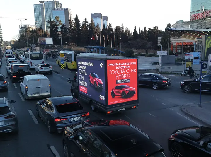 Trafikte Toyota C-HR Hybrid kampanyası gösteren LED araç
