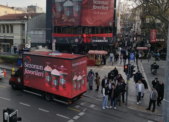 Starbucks önünde Sezonun favorileri kampanyasıyla LED araç