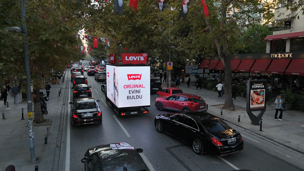 Levi's kampanyası yayınlayan LED araç, kalabalık caddede araçların arasında